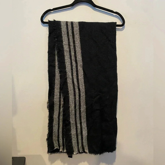 💕3/$25💕 Zara  Striped Scarf - Picture 1 of 3